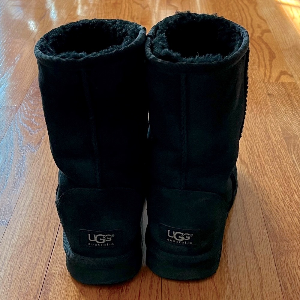 UGG women’s classic short boot - Black size 7